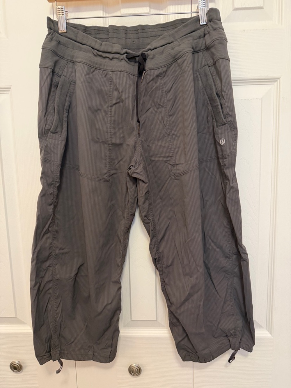 lululemon grey capris, inseam 19”